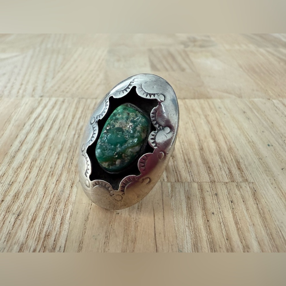 Vintage southwestern silver stamped oval ring with green stone - Picture 10 of 11